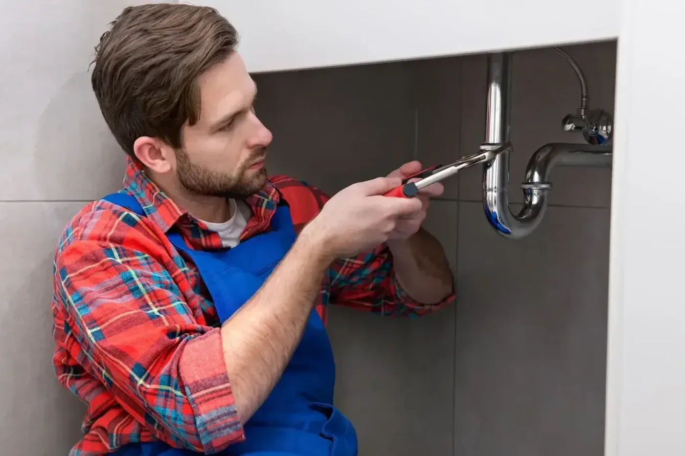 Technicien passant un furet électrique pour déboucher une canalisation à Chatou